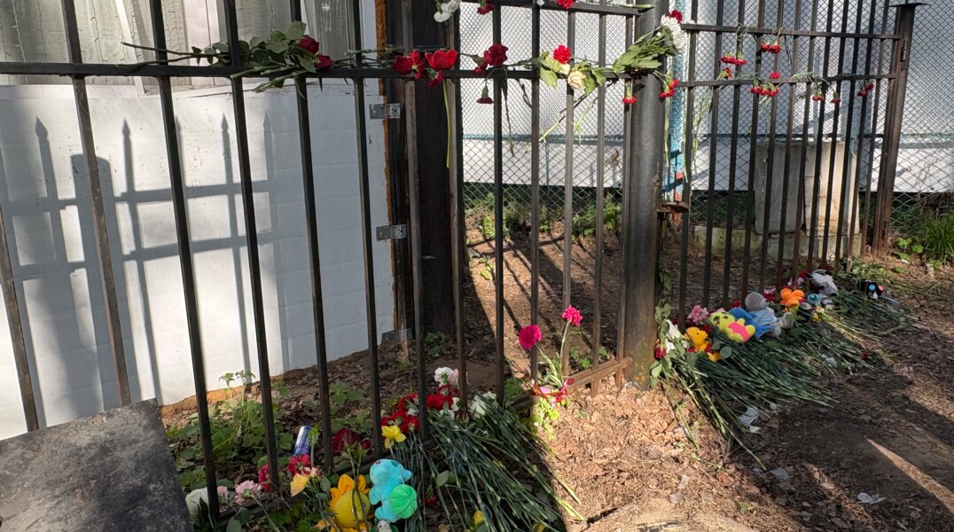 Мемориал из цветов и игрушек появился на заборе у пермского кафе, где погибла девушка