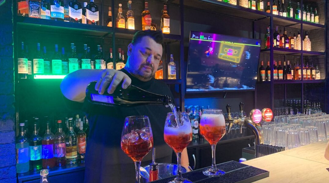 Певец Сергей Жуков на открытии «Руки ВВерх Бара» в Перми сделал коктейли и ответил на вопросы посетителей