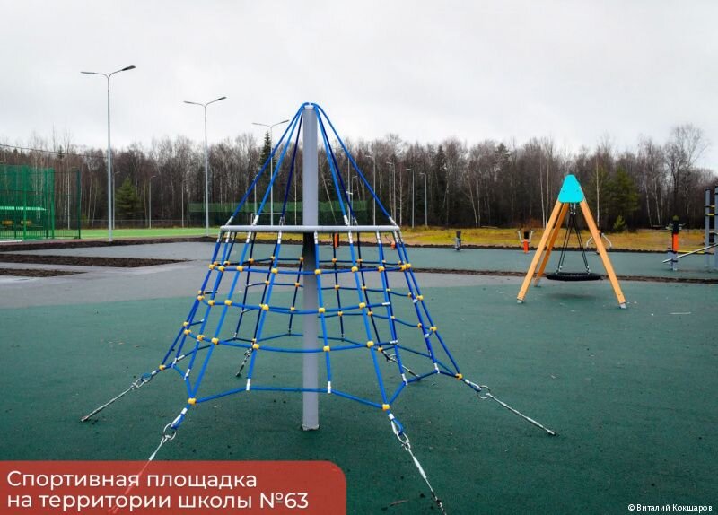 У школы в Кировском районе Перми обустроили спортивную площадку