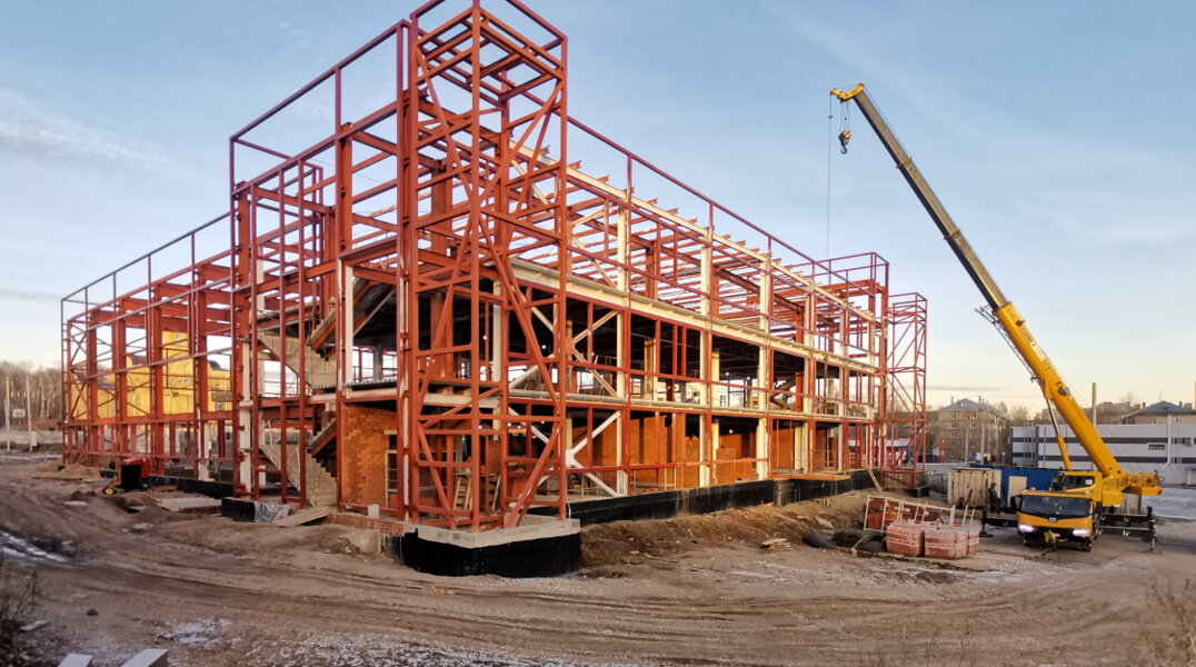 На Гайве завершили строительство каркаса здания нового бассейна