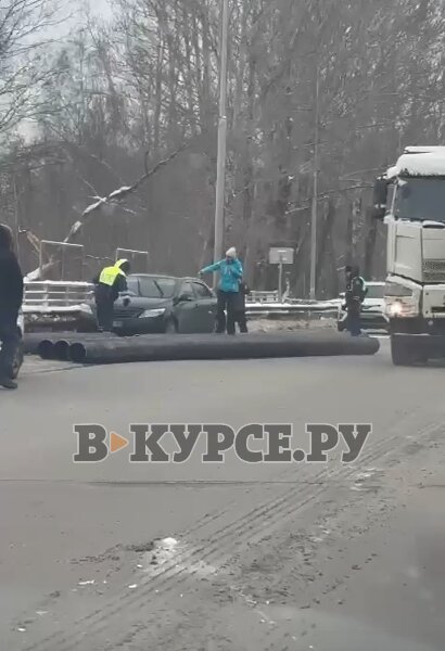 В Перми из кузова фуры на ходу выпали металлические трубы