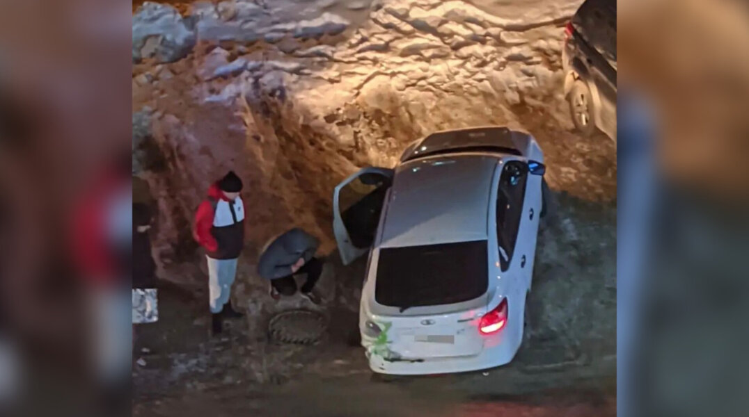 В Перми машина застряла в открытом колодце