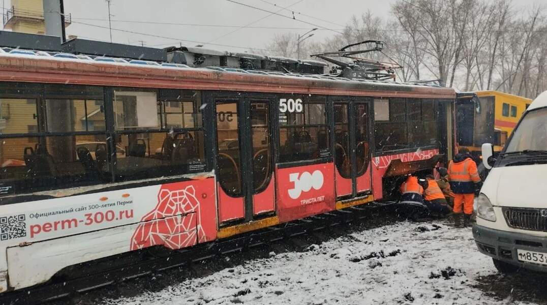 В Перми на Уральской сошел с рельсов трамвай маршрута №8
