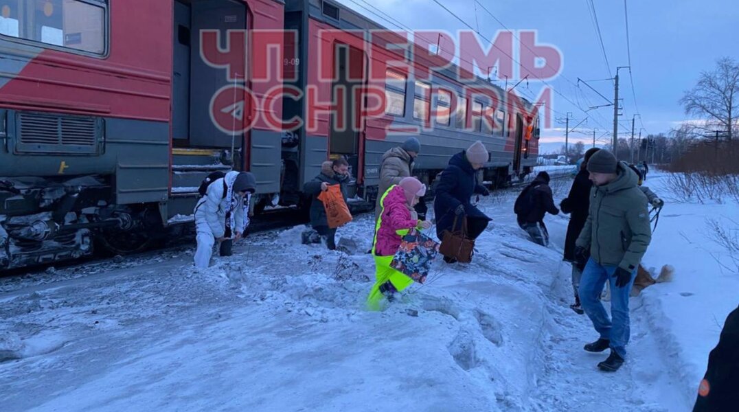 В Перми электричка снова проехала платформу на станции — пассажиры выходили в сугробы по колено