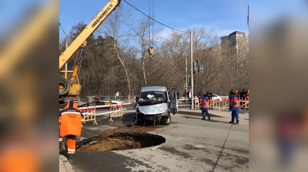 В «Новогор-Прикамье» объяснили, почему автомобиль провалился под асфальт на шоссе Космонавтов