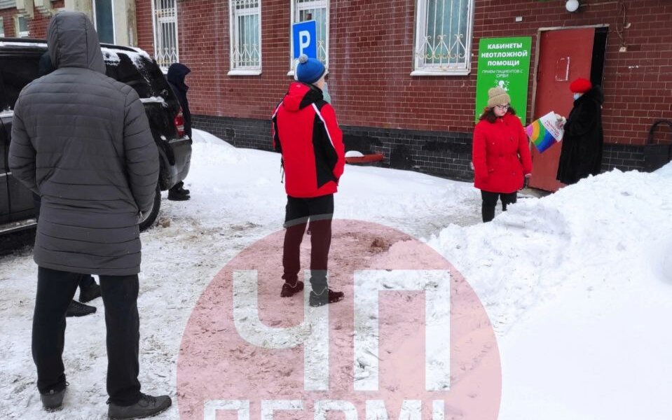 Пермяки вынуждены ждать неотложную помощь на улице