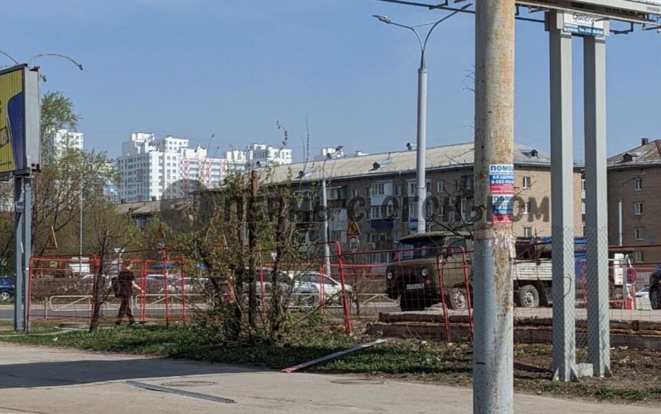 В центре Перми перед прохожими обрушился билборд