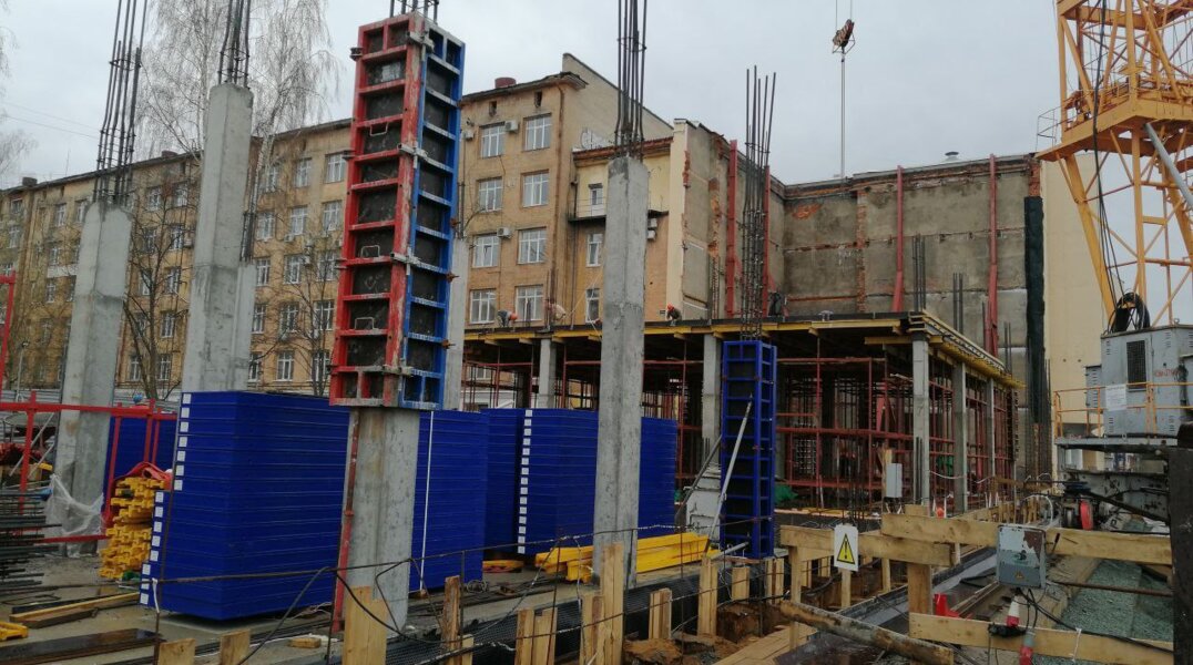 Рабочие приступили к строительству первого этажа гостиницы на улице Окулова, 4 в Перми