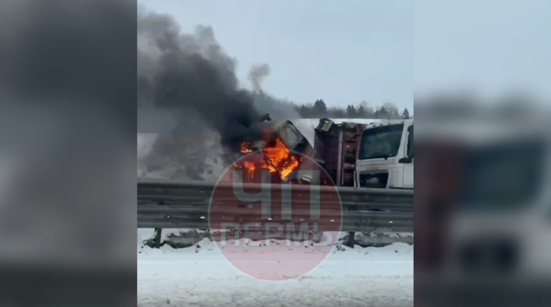 На трассе в Пермском крае горит лесовоз