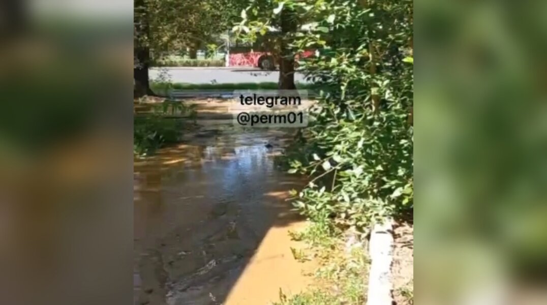 Из-за коммунальной аварии в Перми затопило улицу Карпинского