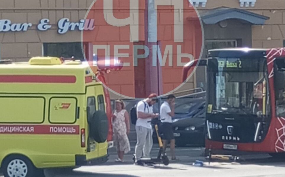 В центре Перми девушка на электросамокате угодила под колеса автобуса