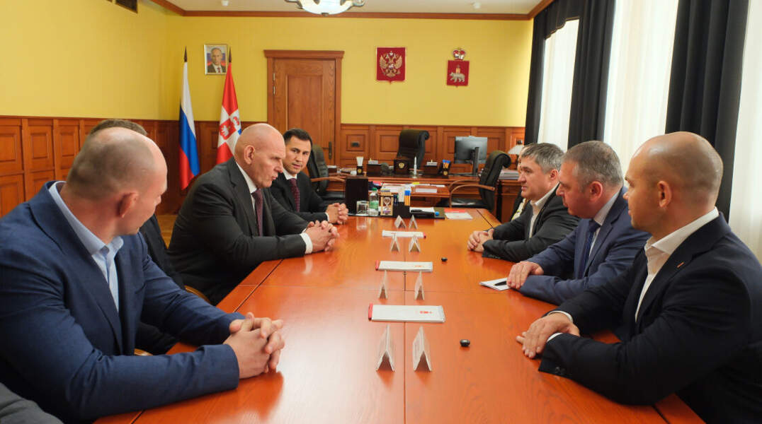 губернатор и Карелин