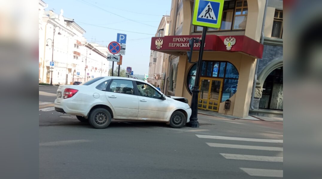 В Перми водитель «Лады» едва не протаранил двери прокуратуры