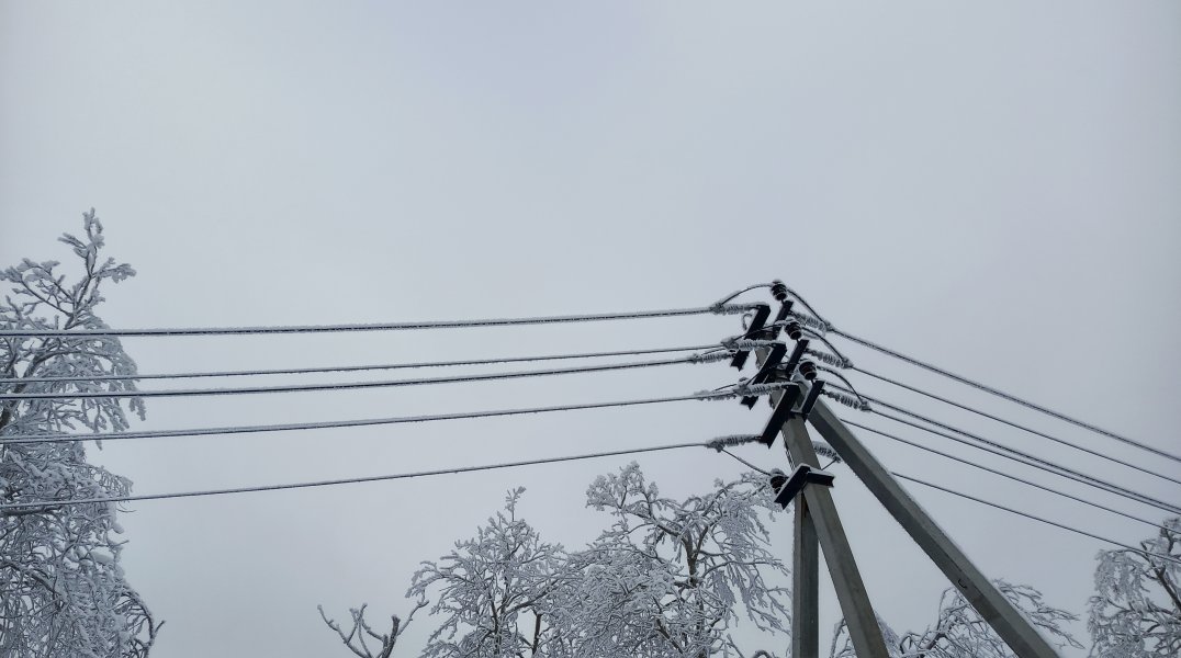 Жители трех улиц пермских Фролов остались без света из-за большегруза, повредившего провод ЛЭП