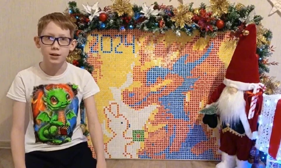 Школьник из Перми Егор Медведев собрал картину из граней кубиков Рубика к Новому году