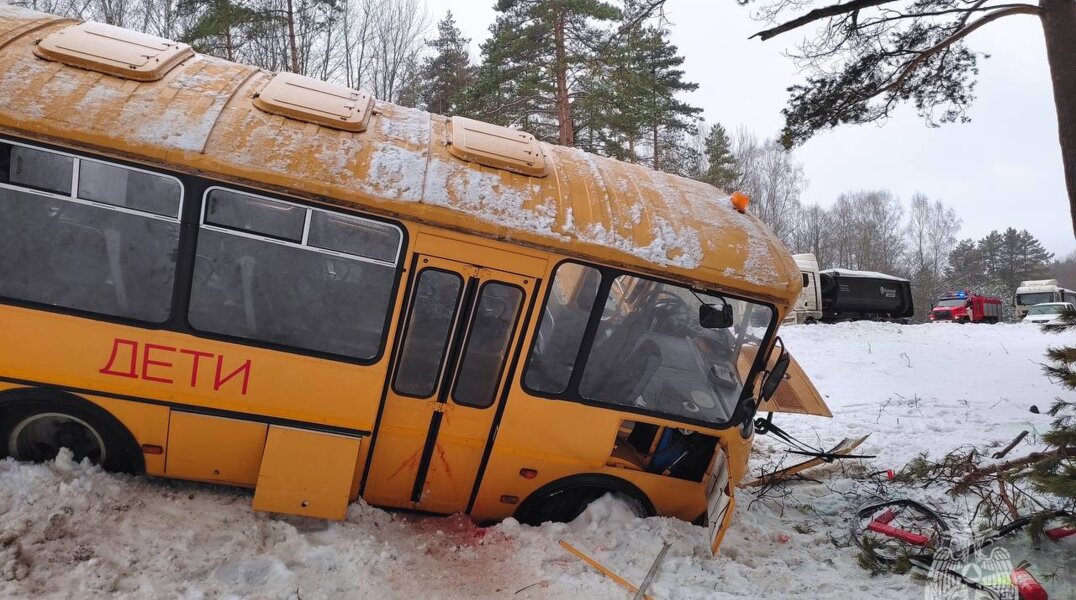 Под Псковом автобус с детьми столкнулся с фурой