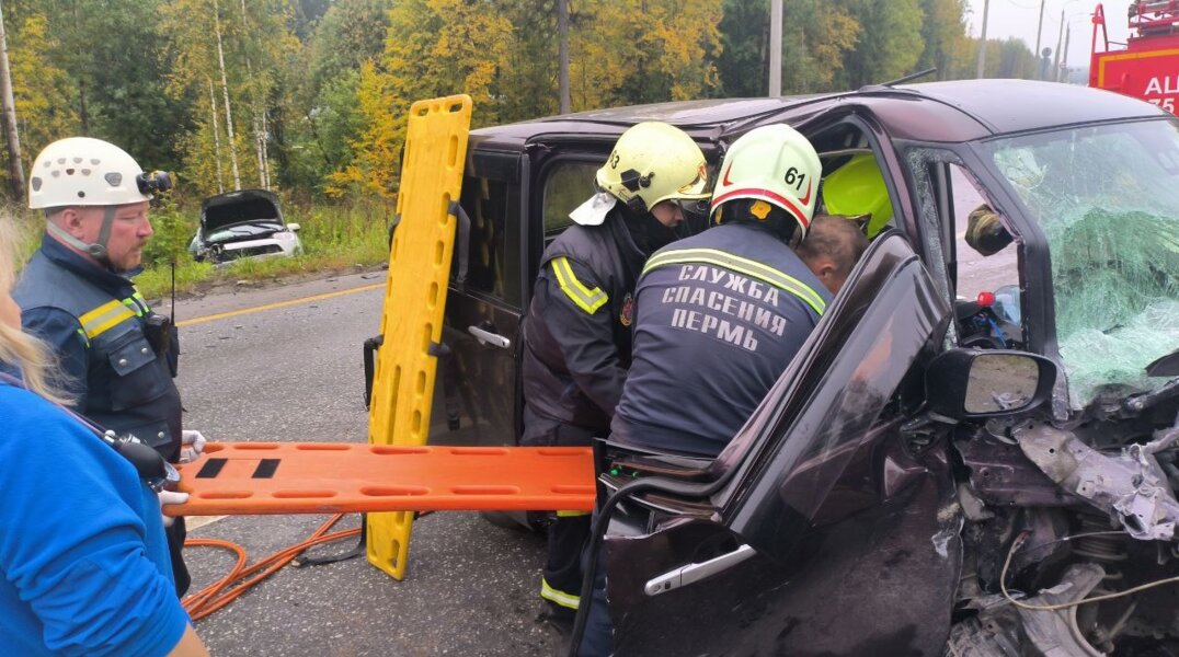 Пермские спасатели достали человека из искореженного автомобиля
