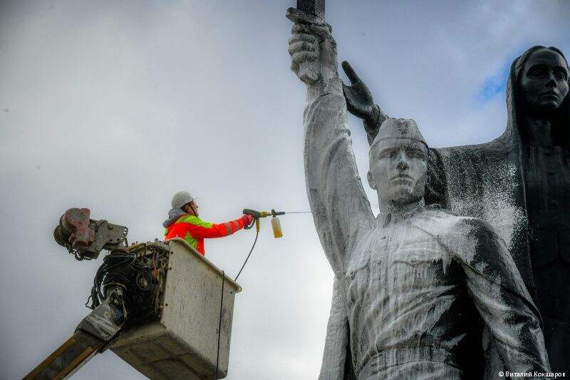 В Перми моют и реставрируют памятники к Дню Победы