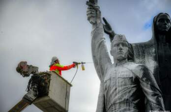 В Перми моют и реставрируют памятники к Дню Победы