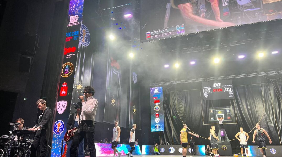 На сцене пермского театра идут игры в баскетбол под живую рок-музыку