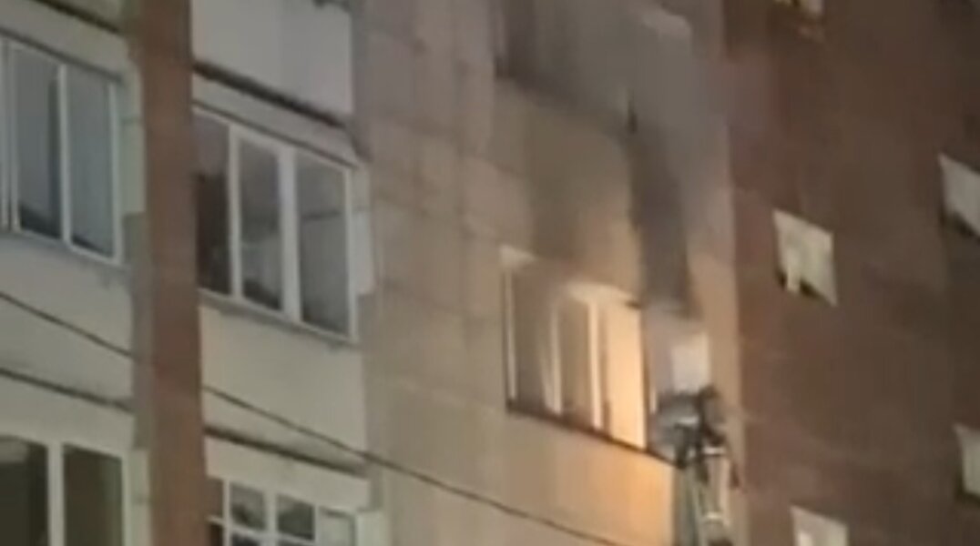 Ночью в центре Перми горела квартира. Видео