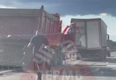 На трассе Пермь-Краснокамск образовалась пробка из-за аварии с грузовиками