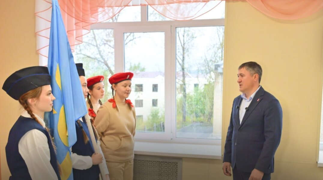 Дмитрий Махонин оценил капремонт школы и больницы в Кизеле