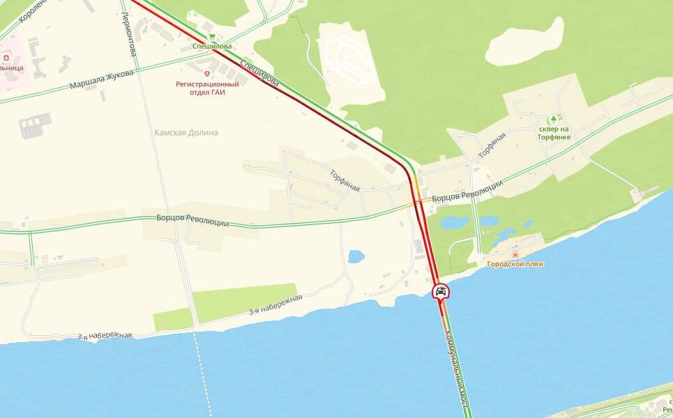Крупная пробка образовалась перед Коммунальным мостом в Перми