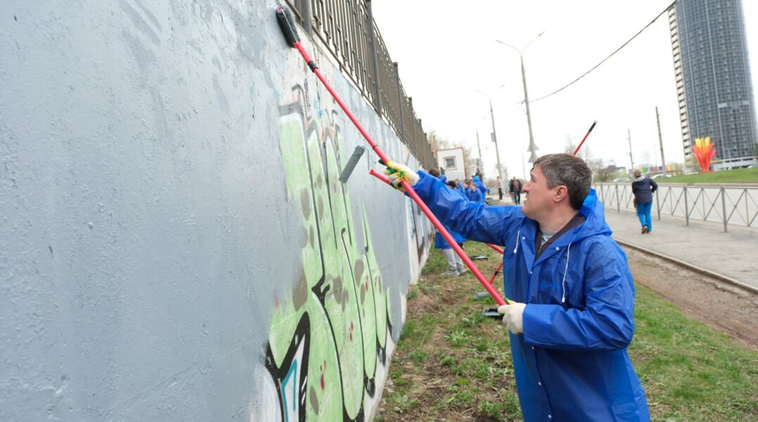 Губернатор Пермского края закрасил граффити во время всероссийского субботника