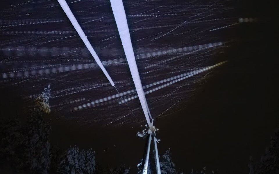 В двух округах Прикамья обледенели линии электропередач