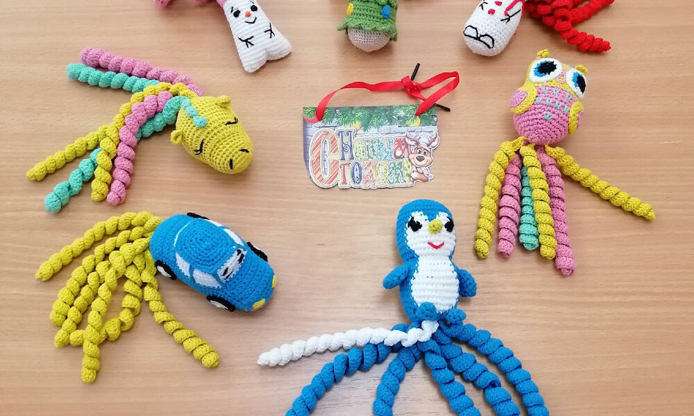 В Перми к новому году связали игрушки для недоношенных детей