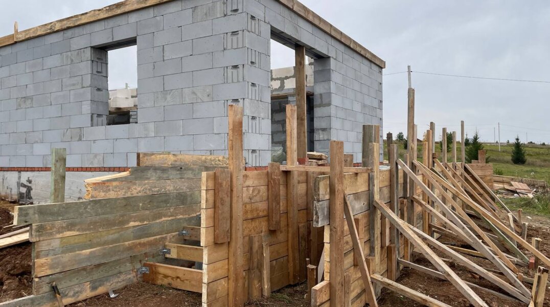 С начала года 144 врачей и учителей получили бесплатные участки для строительства домов в Прикамье