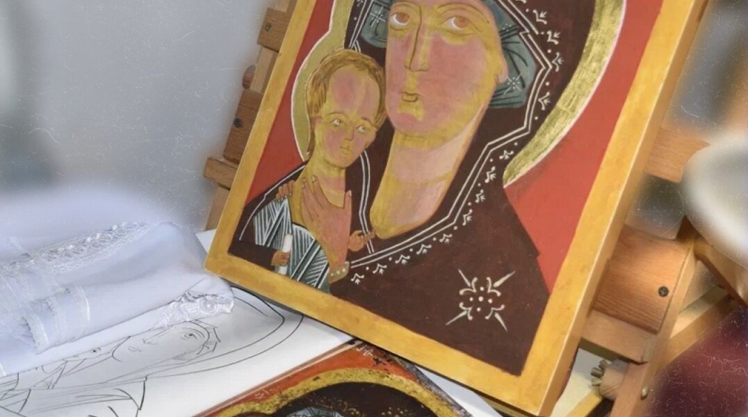 Пермяк пишет иконы яйцом и вином и отправляет в зону СВО. Фото