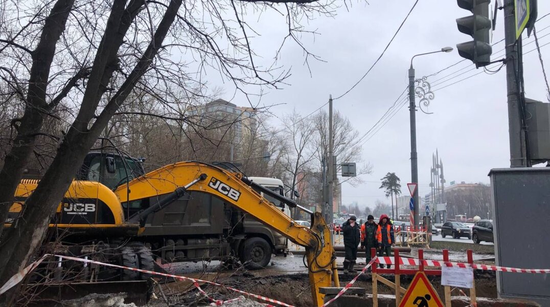 В Перми санируют коллектор на участке улицы, где провалилась "Газель"
