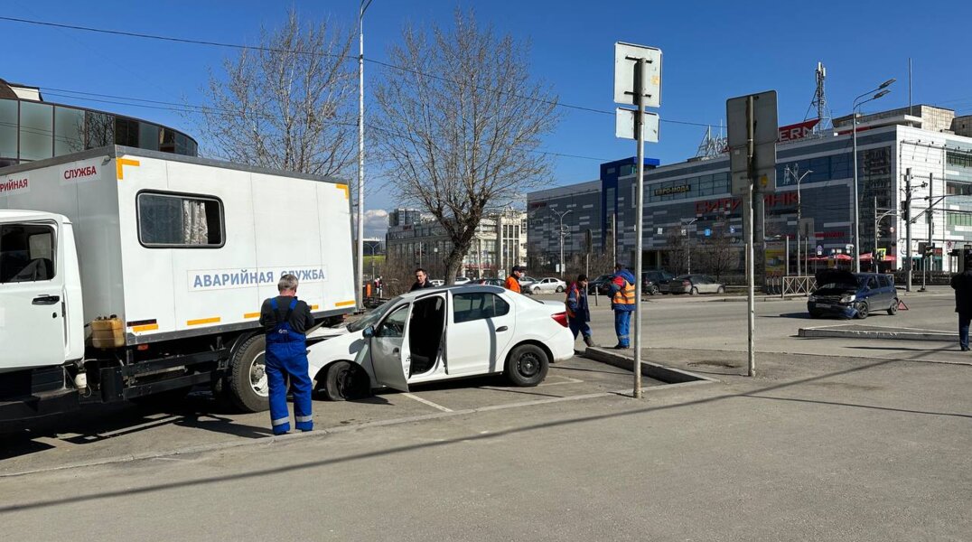 В центре Перми легковушка врезалась в грузовик