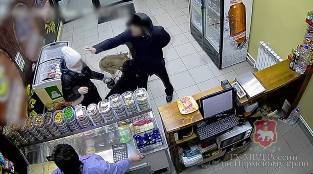 Житель Чусового сломал позвоночник девушке за собак без намордников в магазине