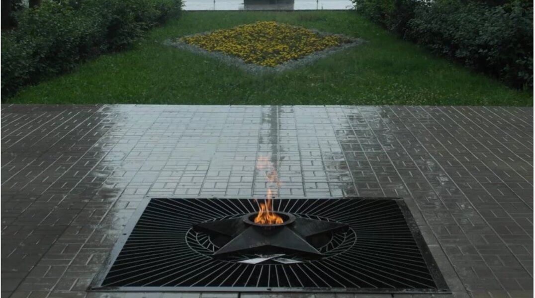 В Перми дети жарили маршмеллоу на Вечном огне у мемориала «Тыл-фронту»