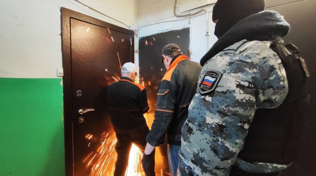 В Перми вскрыли дверь в квартиру мужчины, из-за которого соседи почти год были без газа