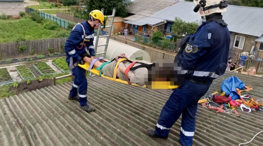 Спасатели в Кунгуре сняли неадеквата с крыши деревянного дома