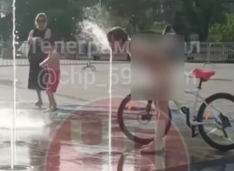 Голая пермячка ездила по центру на велосипеде и купалась в фонтанах. Видео