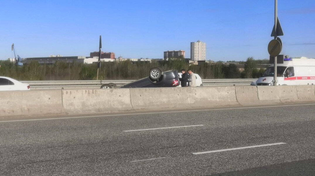 В Перми из-за перевернутой машины образовалась большая пробка на Красавинском мосту
