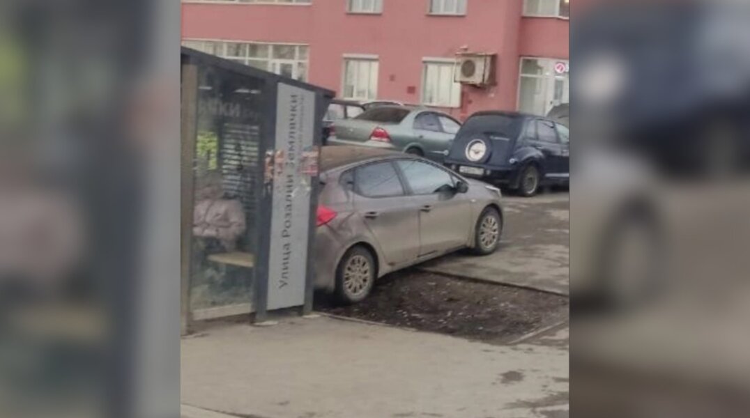 В Перми автомобиль врезался в остановочный пункт «ул. Розалии Землячки»