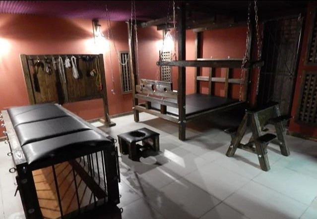 «Кричите сколько влезет, вас никто не услышит». В Перми семейная пара сдает БДСМ-студию на час