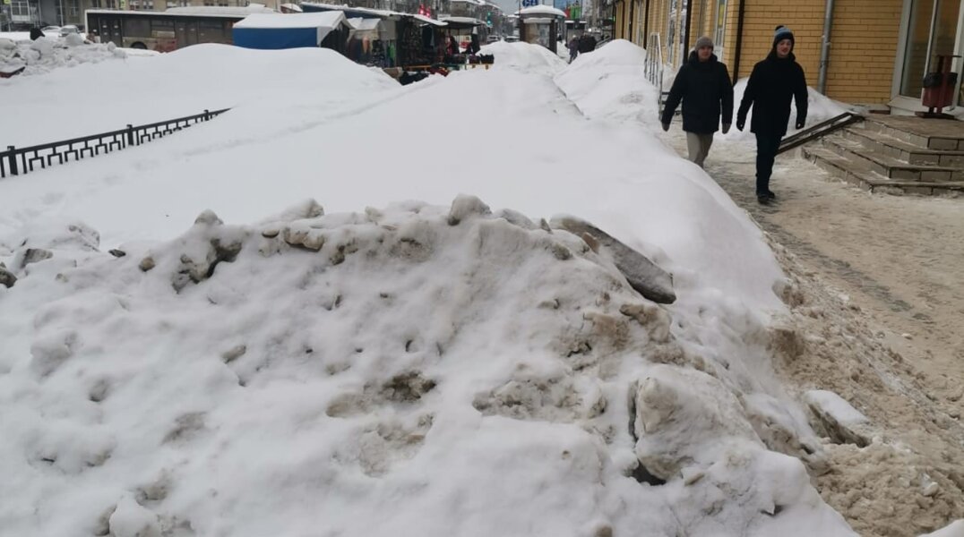 В Перми жители Мотовилихинского района жалуются на огромные сугробы