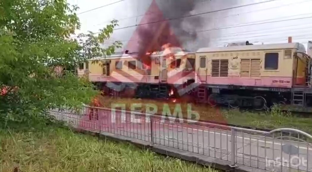 В Пермском крае на железнодорожной станции загорелся электровоз