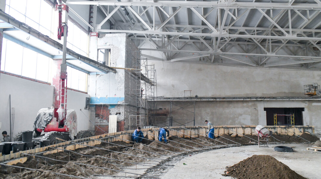 В Перми на манеже «Спартак» строители приступили к организации беговой дорожки с виражами