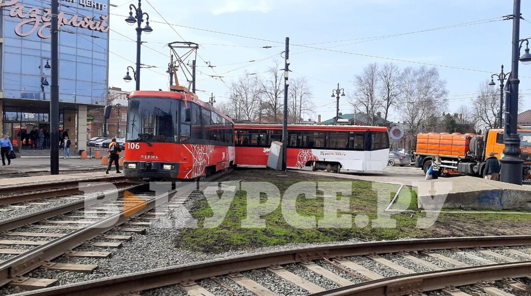 В Перми в микрорайоне Разгуляй трамвай сошел с рельс