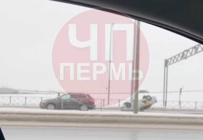 В Перми таксист не уступил дорогу иномарке и перевернул авто на крышу