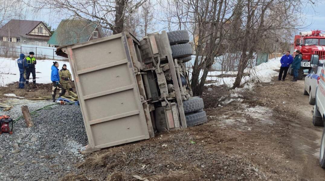 ​В Прикамье перевернулся грузовик — водителя зажало в кабине