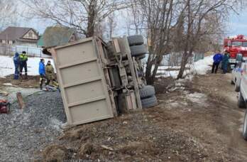 ​В Прикамье перевернулся грузовик — водителя зажало в кабине